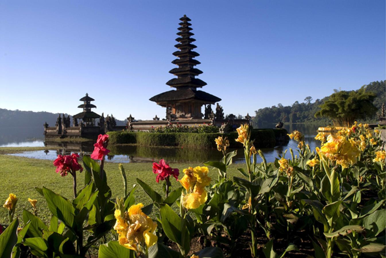 Selva, naturaleza en estado puro, playas de arena blanca y aguas cristalinas, templos que invitan a la meditación, paraíso de los amantes de los deportes de aventura y el surf... Bali ofrece un millón de experiencias inolvidables en una única isla, y por eso es el destino favorito de los usuarios en los Travellers' Choice para viajar en 2017.