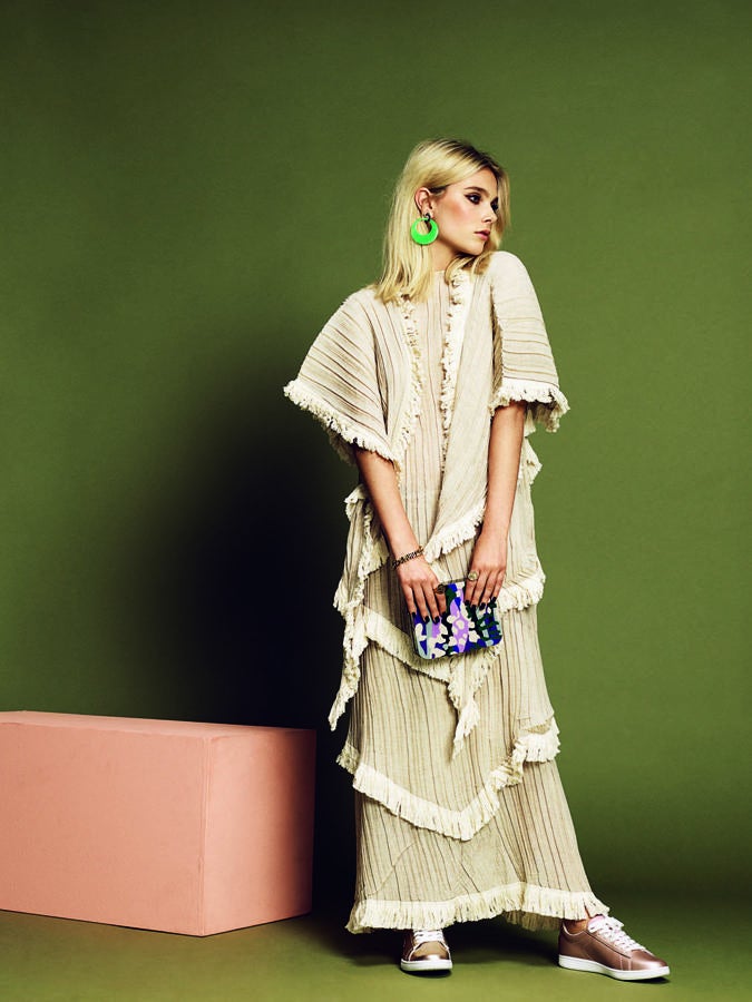 Vestido plisado con pañuelo a juego de Loewe; clutch lacado de Emporio Armani; deportivas de Lacoste; pendientes de Belén Bajo y anillos y pulsera de Dior.