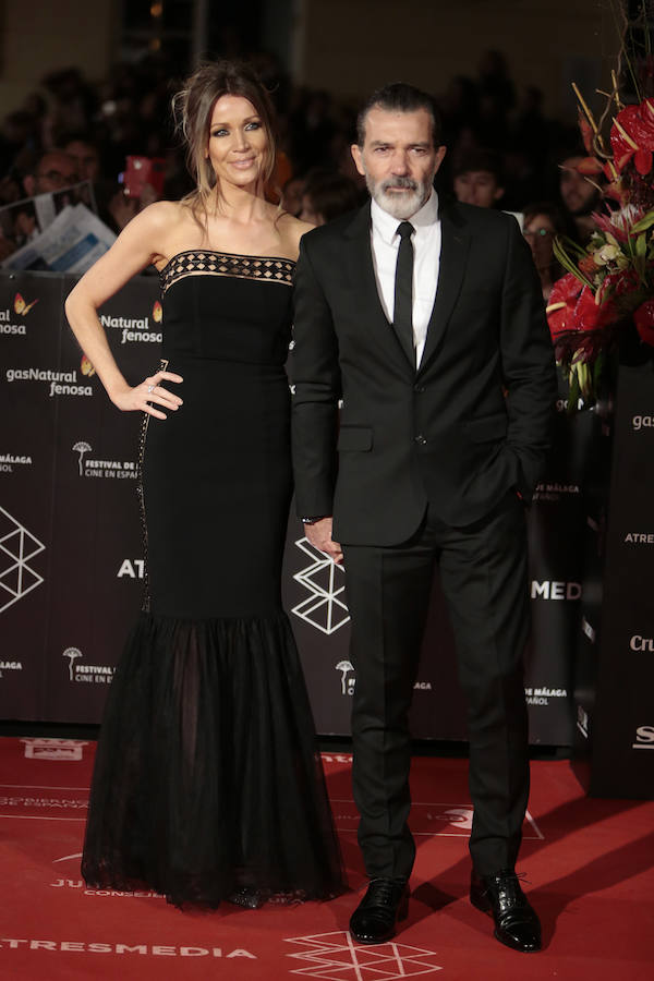 El actor estaba muy elegante con un traje negro y camisa blanca que combinó con una corbata fina. Su chica apostó también por el negro con un diseño de Vicedomini con escote palabra de honor y transparencias.