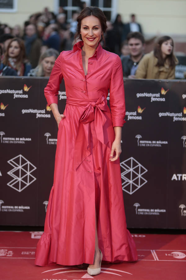 La actriz y escritora optó por vestido de estilo camisero de la firma española Tot Hom.