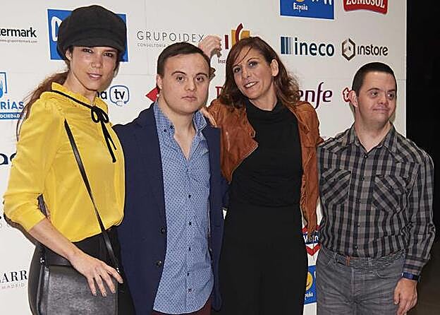 Juana Acosta y Malena Alterio junto a dos de los protagonistas