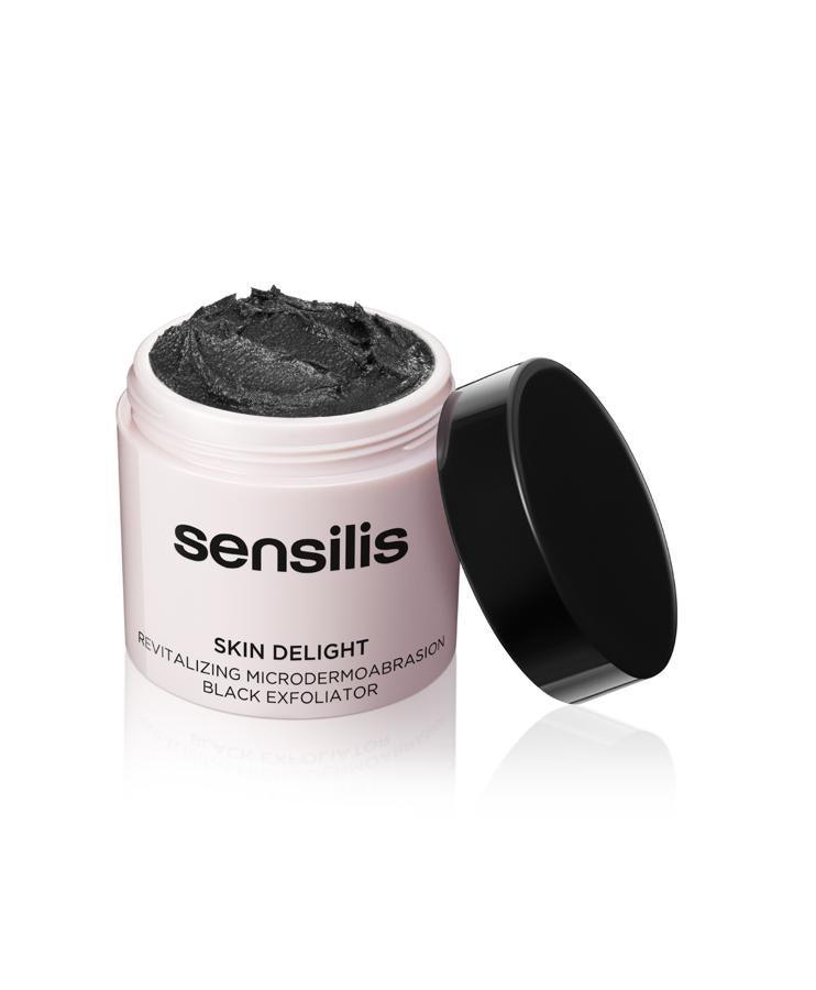 Peeling facial revitalizante que estimula la regeneración celular, alisa el relieve y unifica el tono. Las partículas de corindón actúan como un potente exfoliante dejando la piel renovada y aportando una luminosidad instantánea. El carbón vegetal absorbe el exceso de sebo y las impurezas, eliminando las células muertas. Las vitaminas C y E tienen una acción revitalizante. (29€)