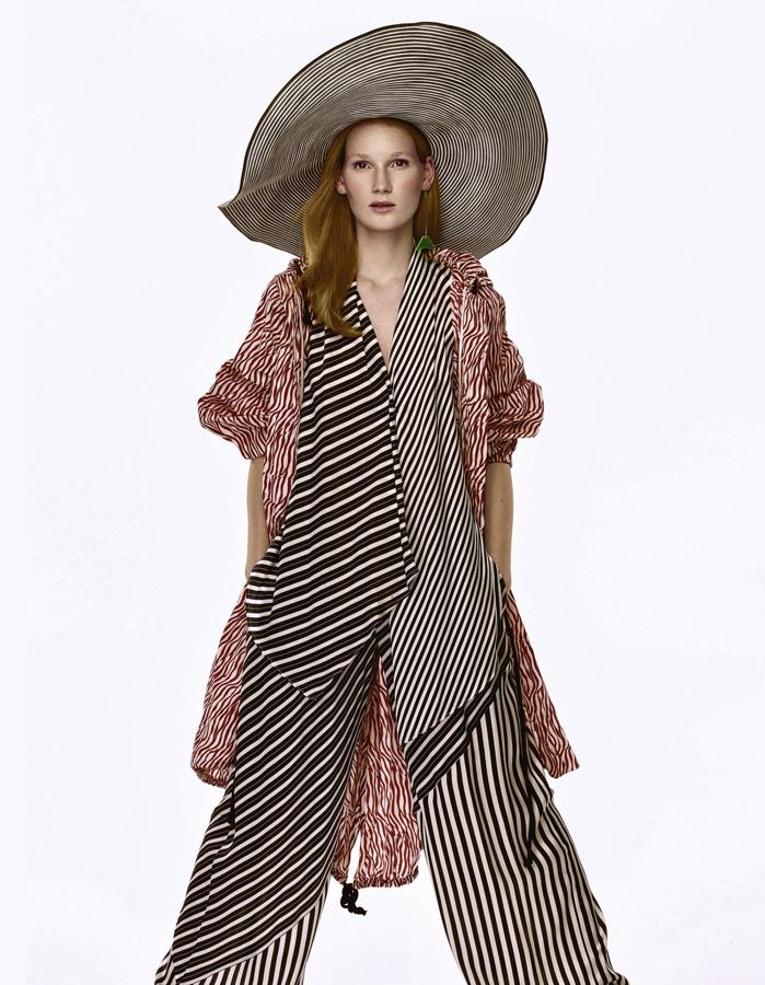 Parka de Sportmax, blusa y pantalón Ángel Schlesser, y pamela de Mariana Barturen. Maquillaje: Agostino Faggiano (Talents) para Chanel. Peluquería: Leo Pereira (Talents) para Redken. Asistente foto: Luka Lani. Asistentes de estilismo: Fran Jymz y Samuel Sanz. Estilismo: José Herrera