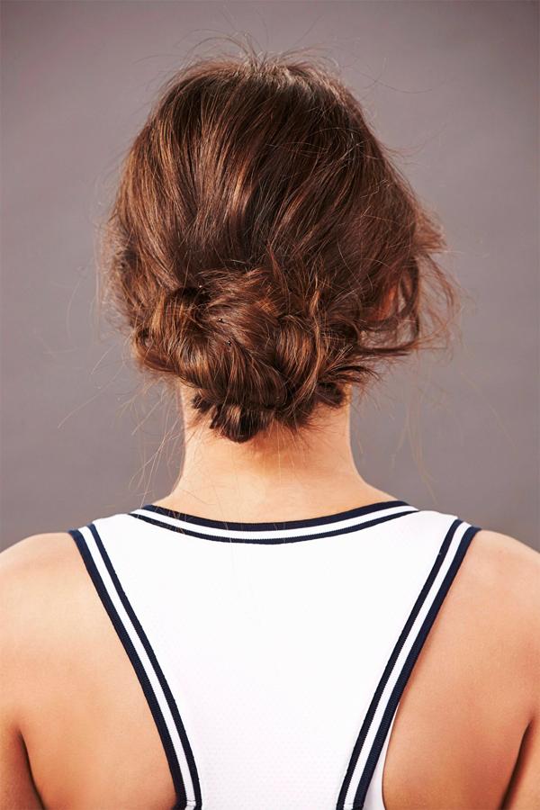 Si las trenzas no son lo tuyo, prueba con este peinado: un moño bajo flojo y algunos mechones sueltos. Muy sencillo y perfecto para que tu melena no te moleste mientras haces tus ejercicios favoritos.