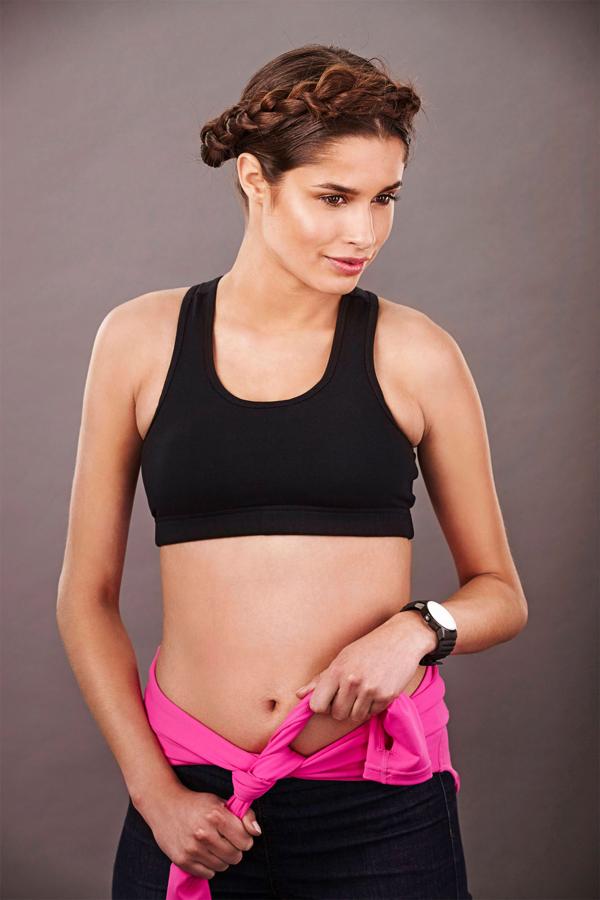 Muy fácil, te haces dos trenzas indias y las unas en la parte superior de la cabeza. Conseguirás un peinado muy cómodo para hacer deporte y muy cool.