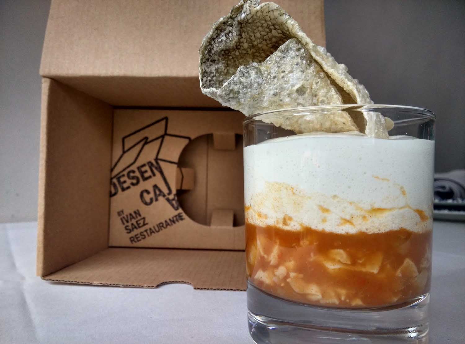El bacalao 'desencajado' de Desencaja (Paseo de la Habana, 84, Madrid) se sirve en vaso y su presentación es de lo más original. ¿Te atreves a copiarlo?