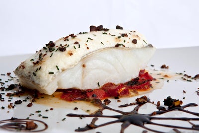 Los que paseen por el centro de Madrid en Semana Santa, Los Galayos es una parada obligatoria para saborear sus recetas típicas reinventadas: como las delicias de bacalao en tempura con cordón de salsa vizacaína o este lomo de bacalao al horno con ali-oli gratinado y pimientos del piquillo salteados.