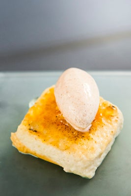 En Bacira (Calle Castillo, 16, Madrid) intentan acercar Asia al Mediterráneo pasando por América y nos proponen recetas tan clásicas de la Semana Santa como las torrijas, pero en una nueva versión caramelizada con sopa de vainilla y lemon grass con helado de canela.