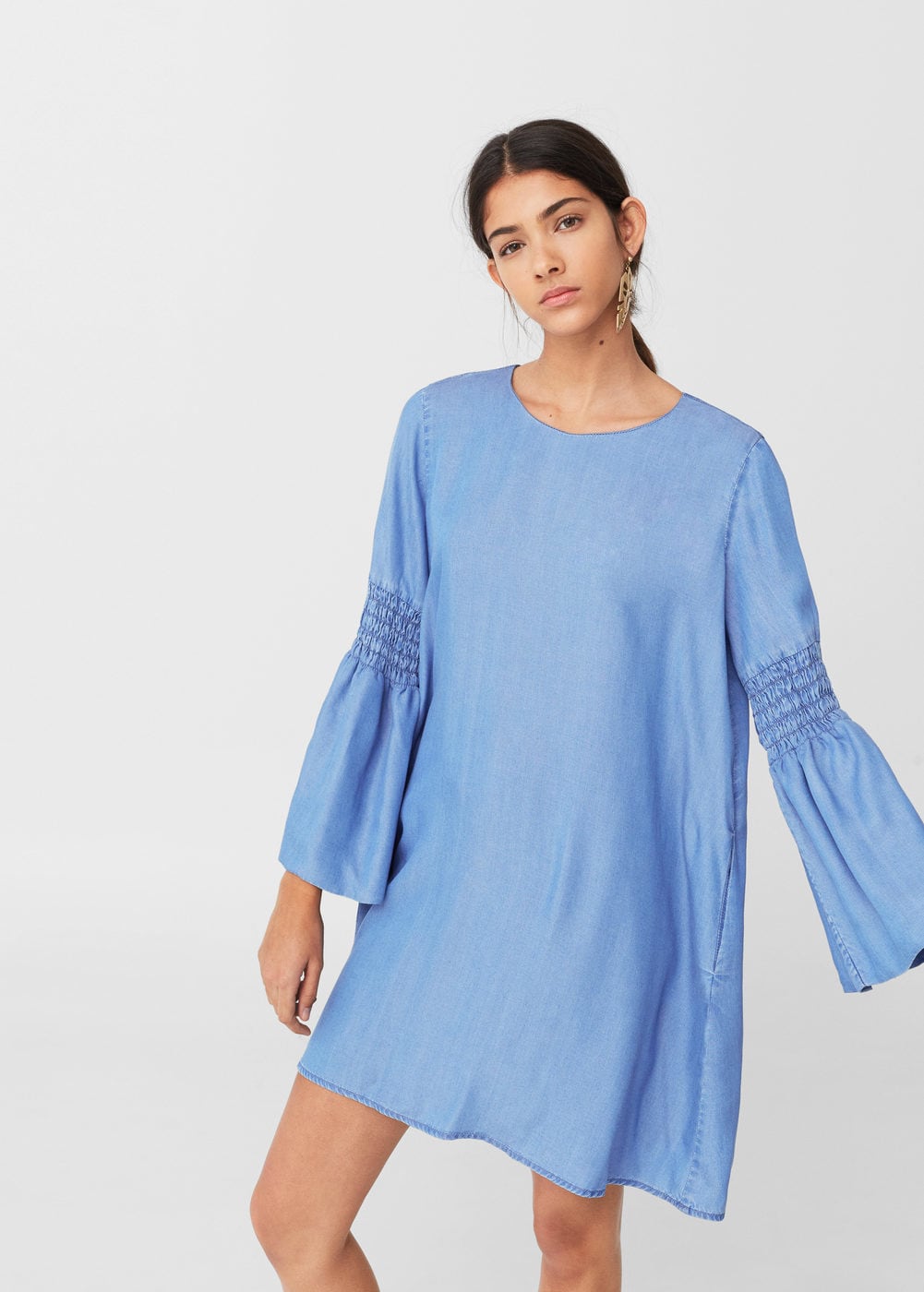 Vestido fluído con mangas campana de Mango (29.99 euros).