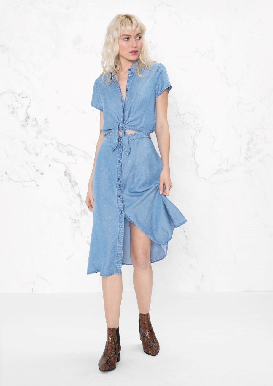 Este original diseño de &Other Stories es imprescinidible para tu armario de primavera (89 euros).