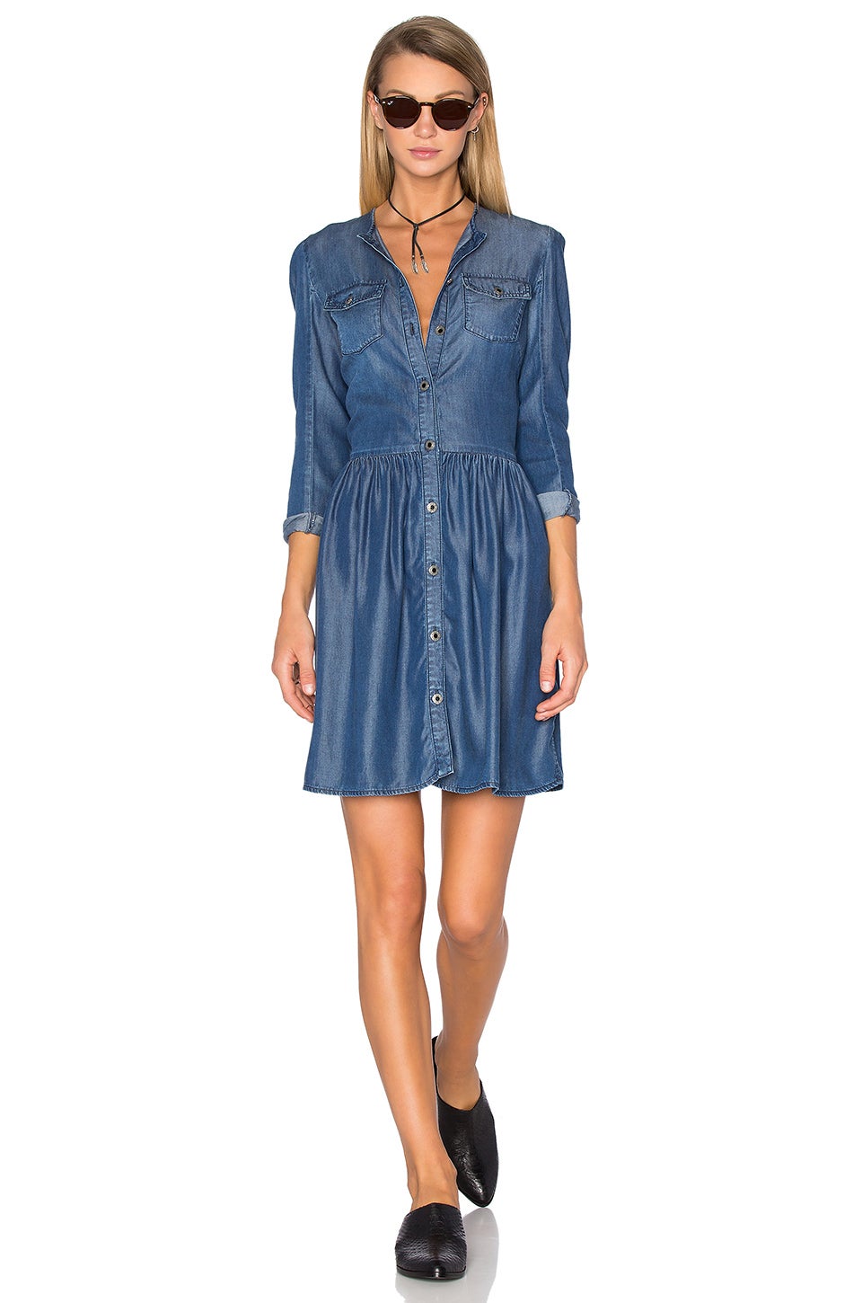 En denim ligero, abotonado y con falda de vuelo, este diseño es súper femenino y favorecedor (168 euros).