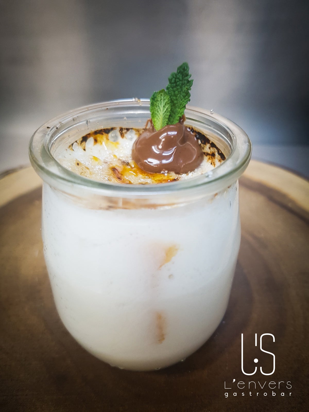 En Gastrobar L’envers (Fuenlabrada, Madrid) han ideado las Torrijas con Leche Infusionada en Vainilla y Cremoso de Chocolate, innovando no solo en la receta y la presentación, sino también en la manera de comerlas, pues se sirven en vaso. ¡Deliciosas!