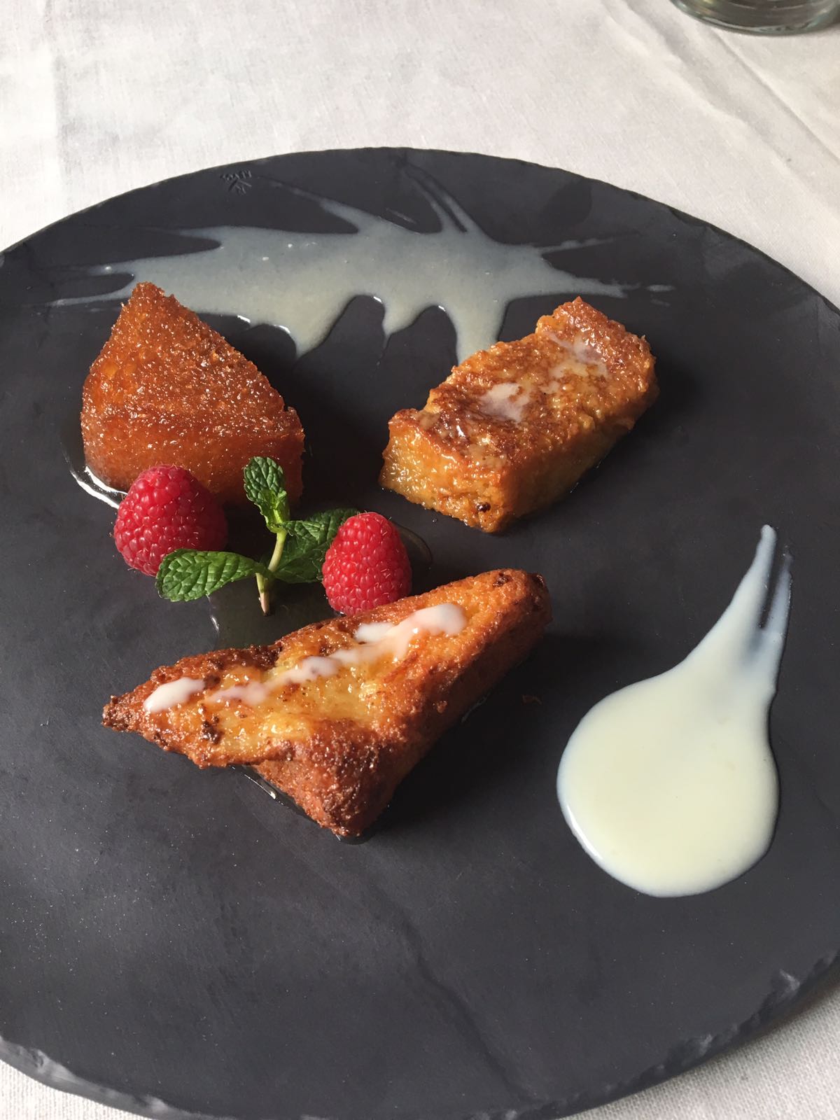 En Atrapallada (Paseo de las Acacias, 12, Madrid) nos proponen tres recetas de torrijas: la clásica está elaborada a base de leche; la de vino se empapa en un Valdeorras y se le añade miel, cáscara de limón y naranja; y la más original, la de chufa, se baña en un jarabe de horchata casera con un toque de naranja.