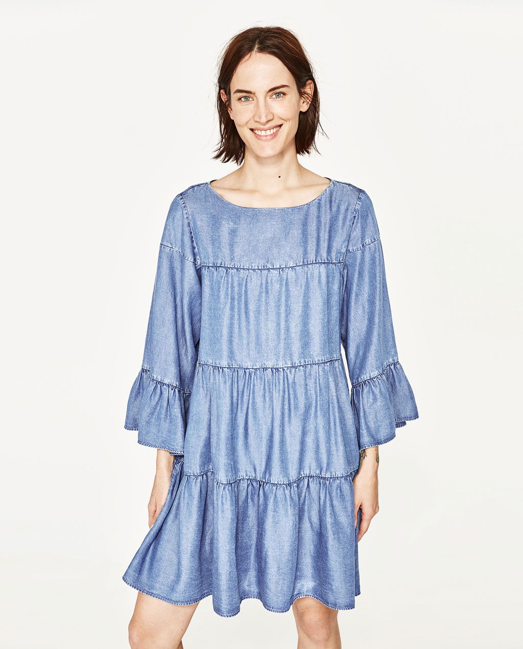 Zara nos propone unir dos de las tendencias de la temporada: el denim, y los volantes. El resultado es perfecto (29.95 euros).