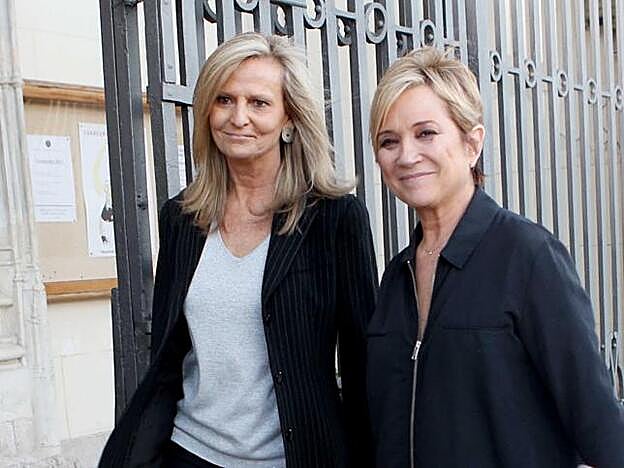 Inés Ballester e Isabel San Sebastián durante la misa funeral