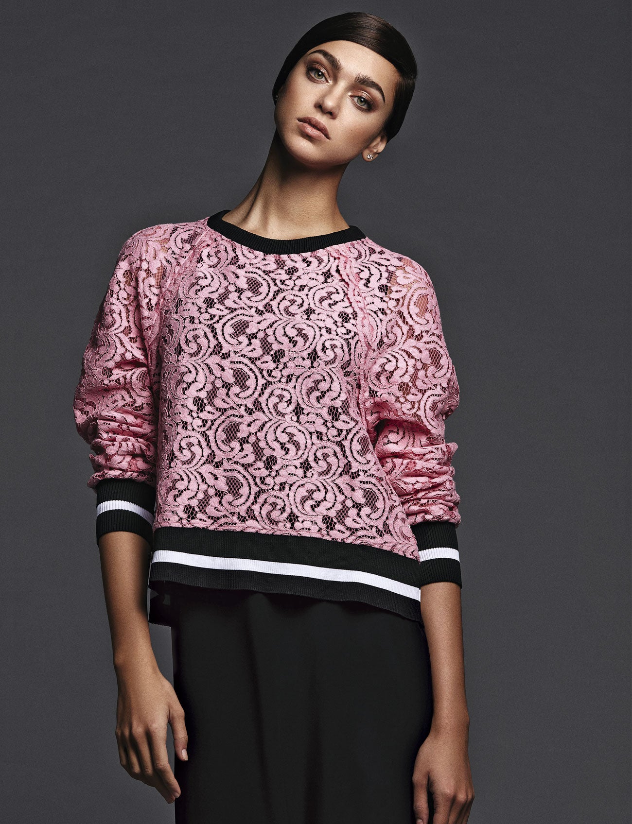 Jersey de encaje con puños y cinturilla de patente y falda recta, todo de Zara. Estilismo: Gervasio Pérez. Maquillaje: Carolina Dali (Wall Group). Peluquería: Gianluca Mandelli (The Atelier Management). Asistentes de fotografía: Zane Shalter, Melissa Chapman y Vita Burn.de estilismo: María de las Heras y Borja Vilas.