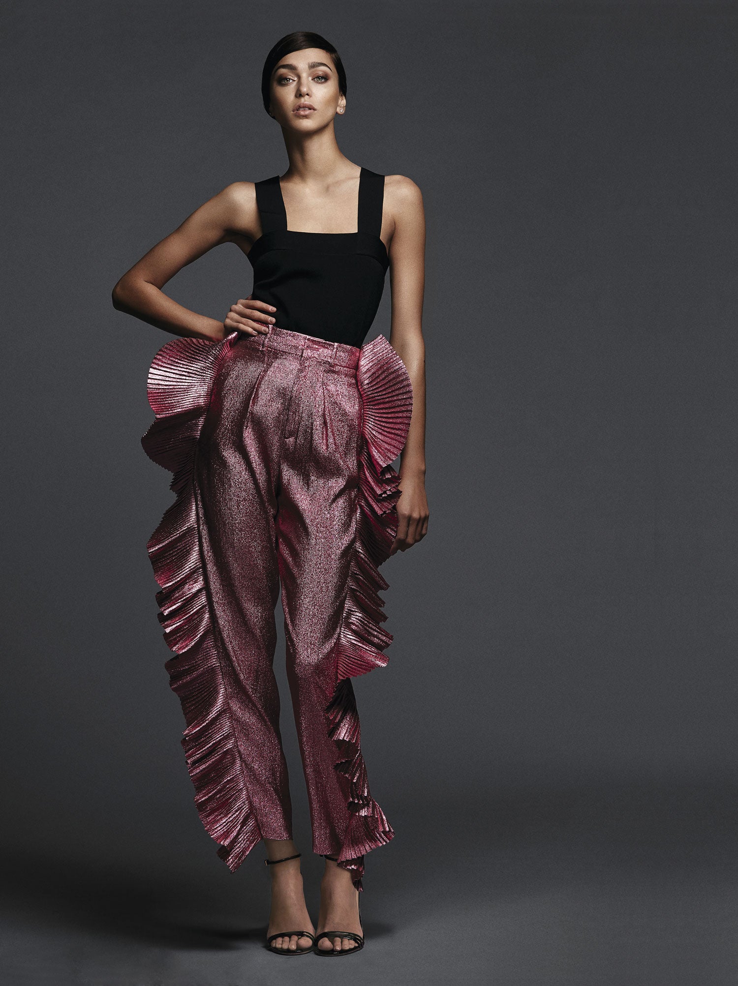 Pantalón con volantes laterales y sandalias de charol, de Gucci; top de Uterqüe. Estilismo: Gervasio Pérez. Maquillaje: Carolina Dali (Wall Group). Peluquería: Gianluca Mandelli (The Atelier Management). Asistentes de fotografía: Zane Shalter, Melissa Chapman y Vita Burn.Asistentes de estilismo: María de las Heras y Borja Vilas.