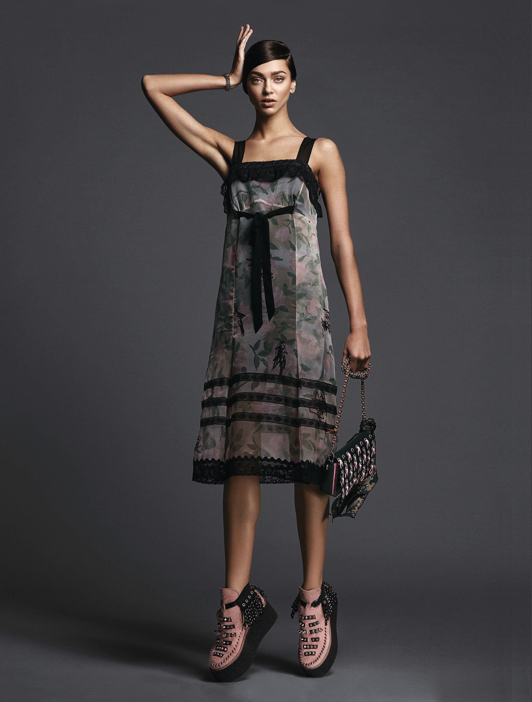 Vestido, bolso, zapatos y pulsera, todo de Coach. Pendientes de brillantes Solitaire, de Tiffany. Estilismo: Gervasio Pérez. Maquillaje: Carolina Dali (Wall Group). Peluquería: Gianluca Mandelli (The Atelier Management). Asistentes de fotografía: Zane Shalter, Melissa Chapman y Vita Burn.de estilismo: María de las Heras y Borja Vilas.