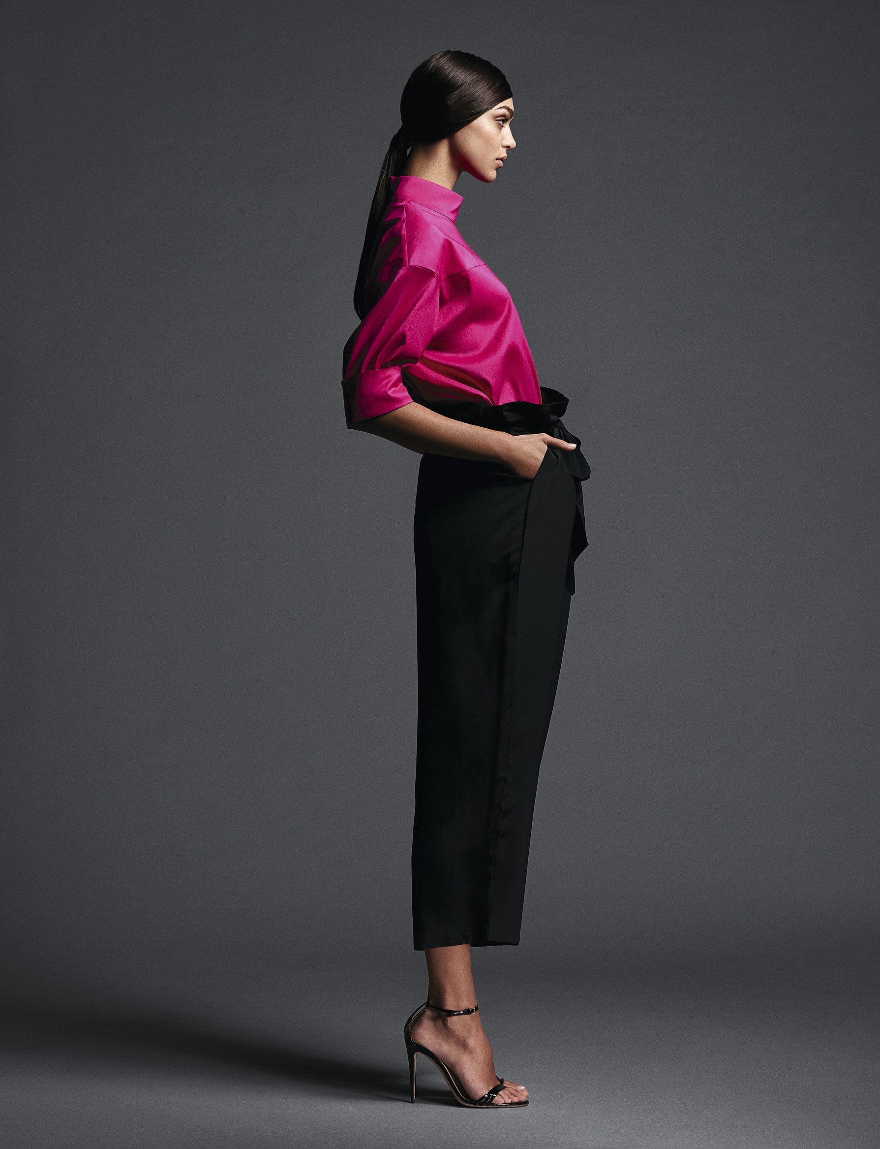 Blusa de Zara, pantalones de Uterqüe y sandalias de Gucci. Estilismo: Gervasio Pérez. Maquillaje: Carolina Dali (Wall Group). Peluquería: Gianluca Mandelli (The Atelier Management). Asistentes de fotografía: Zane Shalter, Melissa Chapman y Vita Burn.de estilismo: María de las Heras y Borja Vilas.