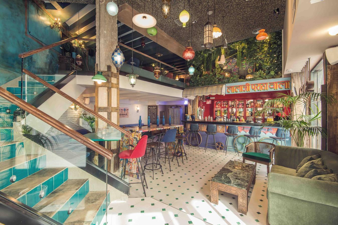 Es el proyecto con el que se estrena en Madrid el empresario hostelero Ketan Trivedi. De origen indio, nacido en Francia y formado en Londres, el joven y cosmopolita empresario recupera en Surya Madrid las recetas de su familia y se inspira en la auténtica cocina callejera de los quioscos clandestinos de Mumbai y lo hace en un espacio desenfadado, alegre y colorista. Un local moderno que sirve de escenario para probar los naan artesanales elaborados al momento en el horno tandoor, una gran variedad de currys y opciones de finger food. Una oferta pensada para disfrutar a cualquier hora del día que se completa con cócteles de inspiración exótica. Concebido como un estilo de vida, Surya es, en definitiva, la versión más moderna y actual de la genuina gastronomía india elaborada por un equipo de cocineros 100% indios. Dirección: Calle Tudescos, 4. Teléfono: 912 54 53 06. Horario: de lunes a jueves de 10 a 1.30 horas; viernes y sábado de 10 a 2.30 horas; domingo de 12 a 1 horas. Precio medio: 20-25 euros.