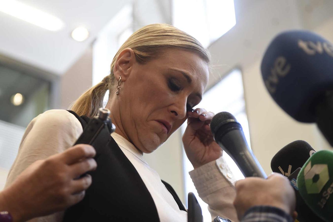 La presidenta de la Comunidad de Madrid no ha podido contener las lágrimas.