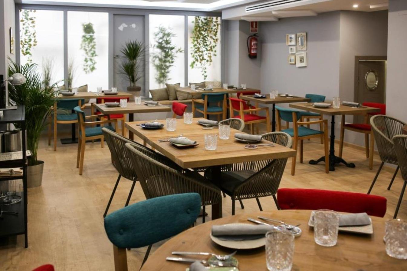 La filosofía de LÚBORA se basa en la cocina tradicional con aires de cocina moderna y de fusión elaborada por el chef Raúl Harillo. Una carta variada, con diferentes tipos de platos, haciendo especial hincapié en la calidad de la materia prima, su elaboración y, por supuesto, en la presentación. Steak tartar a las 3 mostazas en tosta de maíz, Canelón de cordero lechal al curry rojo y ají panca o Desierto de Foie (una curiosa forma de presentar un Foie Micuit) son algunos de los exquisitos platos que encontraremos en su carta. Dirección: General Moscardó 39, Madrid. 28020 Madrid. Teléfono: 911 26 16 50. http://lubora.com