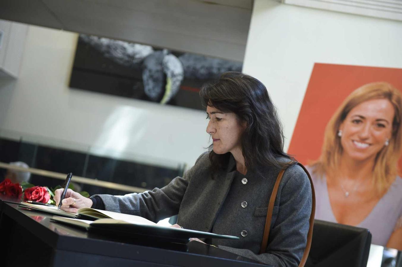 Ángeles González SInde firma en el libro de condolecias en la sede del PSOE, en la calle Ferraz.