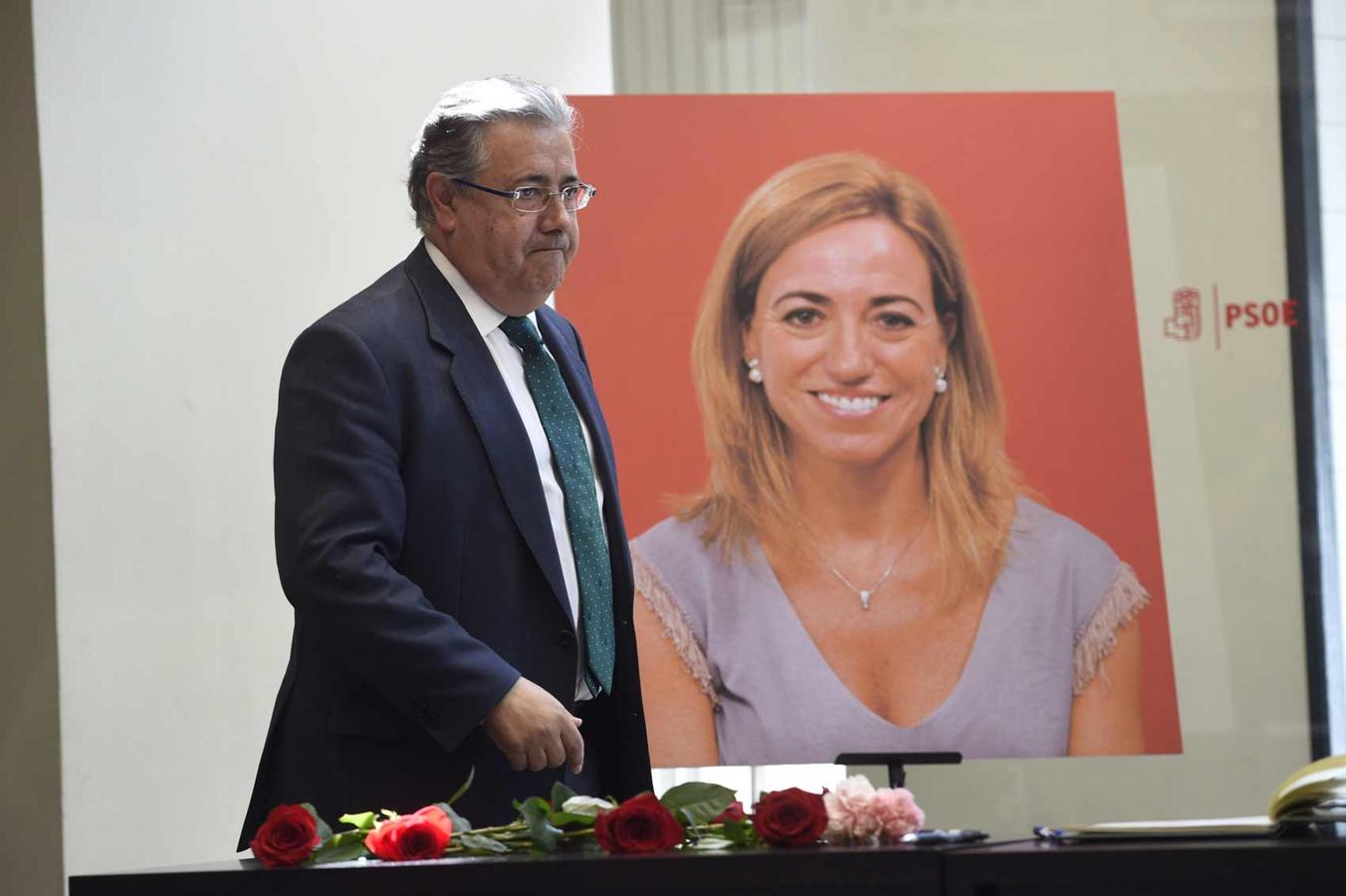 Juan Ignacio Zoido delante de la enorme foto que preside al capila ardiente.