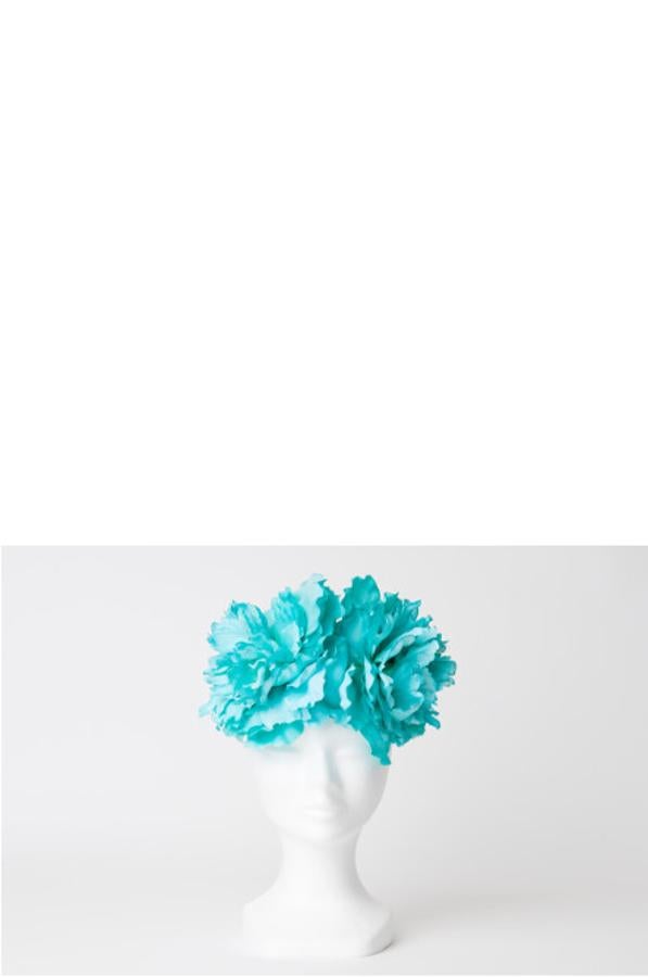 Tocado con maxilfores de David Christian. Precio 120 euros.