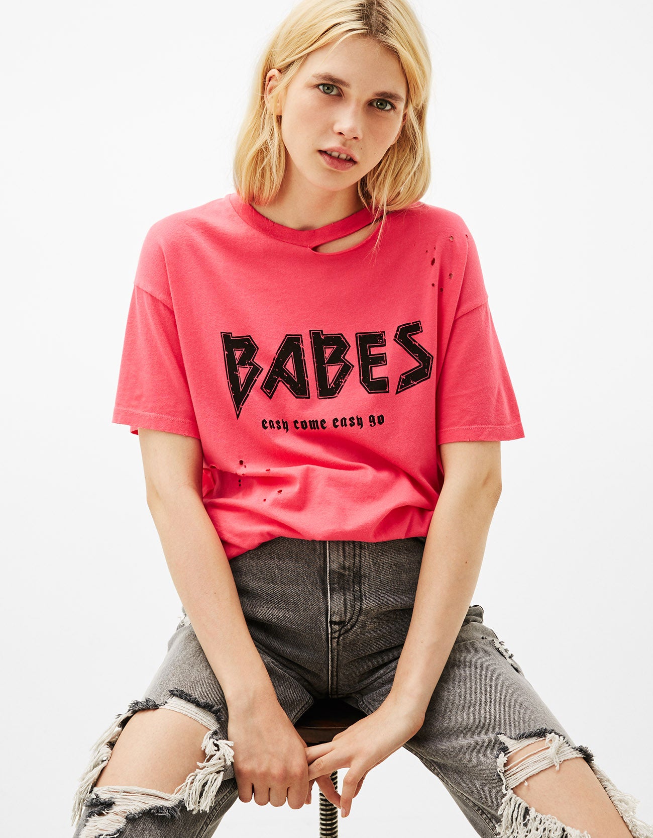 Camiseta rosa con rotos de Bershka. Precio: 12,99 euros.