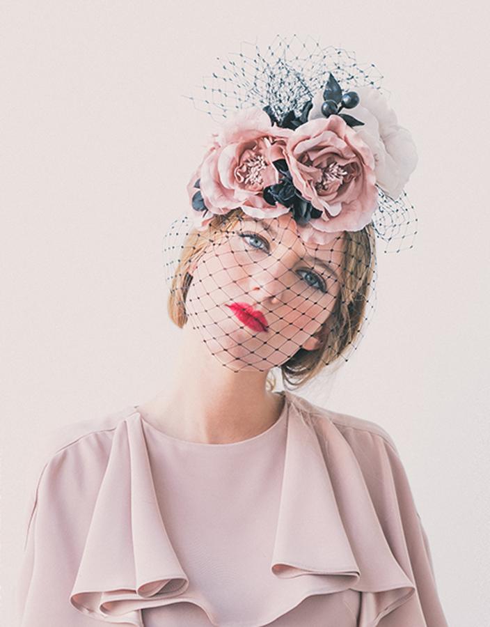 Tocado con red y flores de Cherubina. Precio: 160 euros.