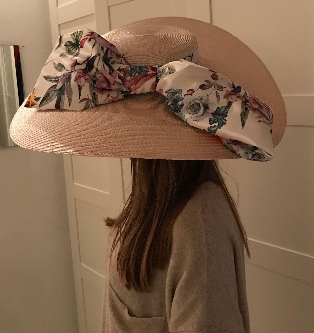 Pamela de Sinamay con maxilazo de pikado estampado de Chapeu by Hel. Precio: 120 euros.