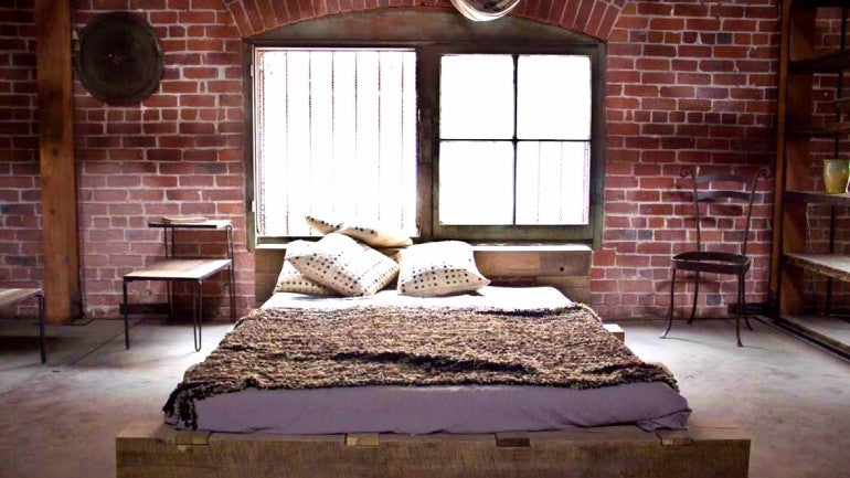 En este caso, al 'trío ganador' de madera, ladrillo y acero se añade un componente cromático que añade mucha fuerza al conjunto.