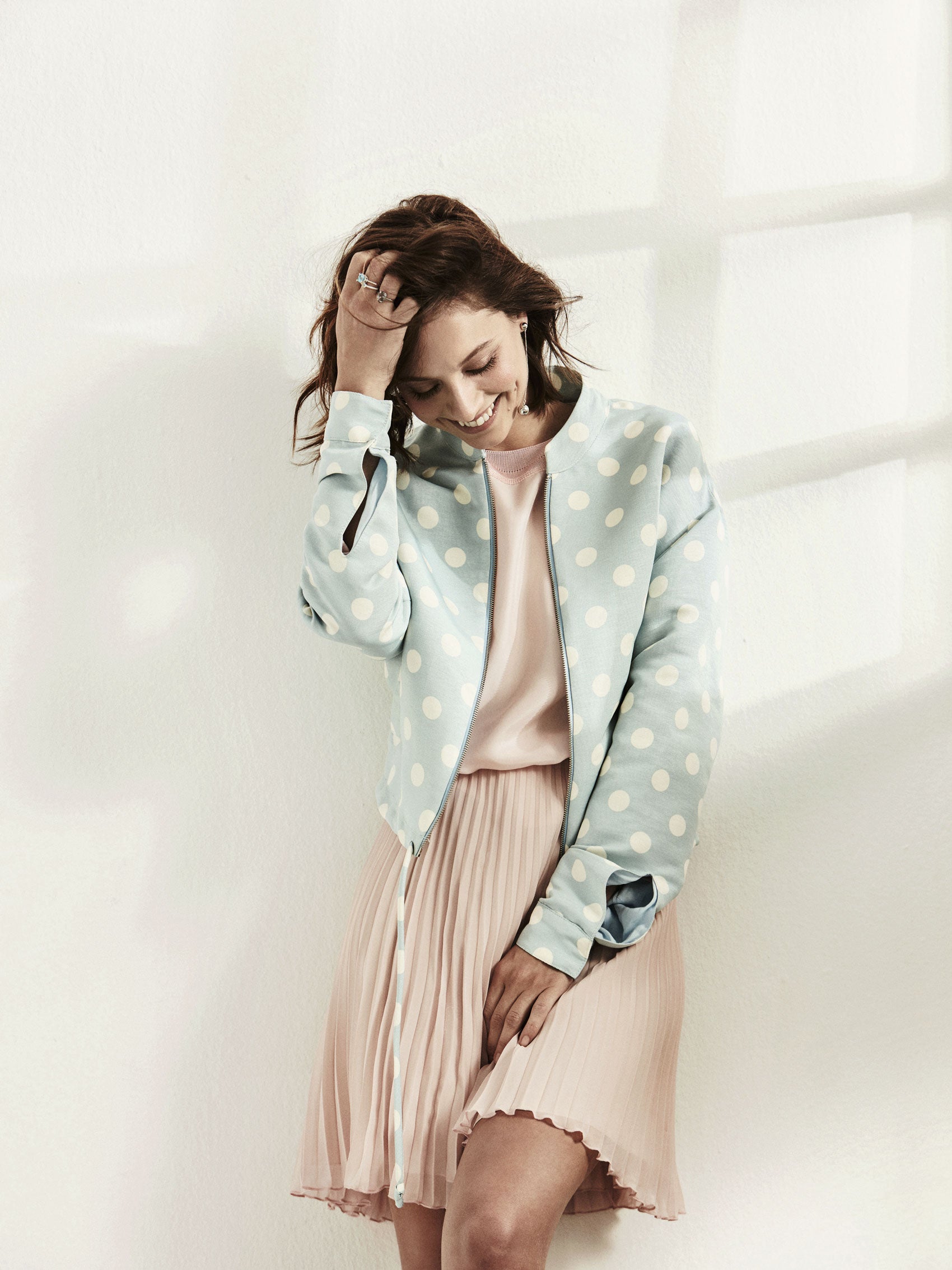 Bomber de Essentiel, top de Sandro y falda plisada de George Rech. Pendientes y anillos de Luxenter.  Estilismo: Eva Barrallo. Maquillaje y peluquería: Raquel Álvarez (Talents) para Chanel y Bumble & Bumble. Asistente de estilismo: Carolina Taviro. Asistentes de fotografía: Dani Gallar y Arturo de Lucas.