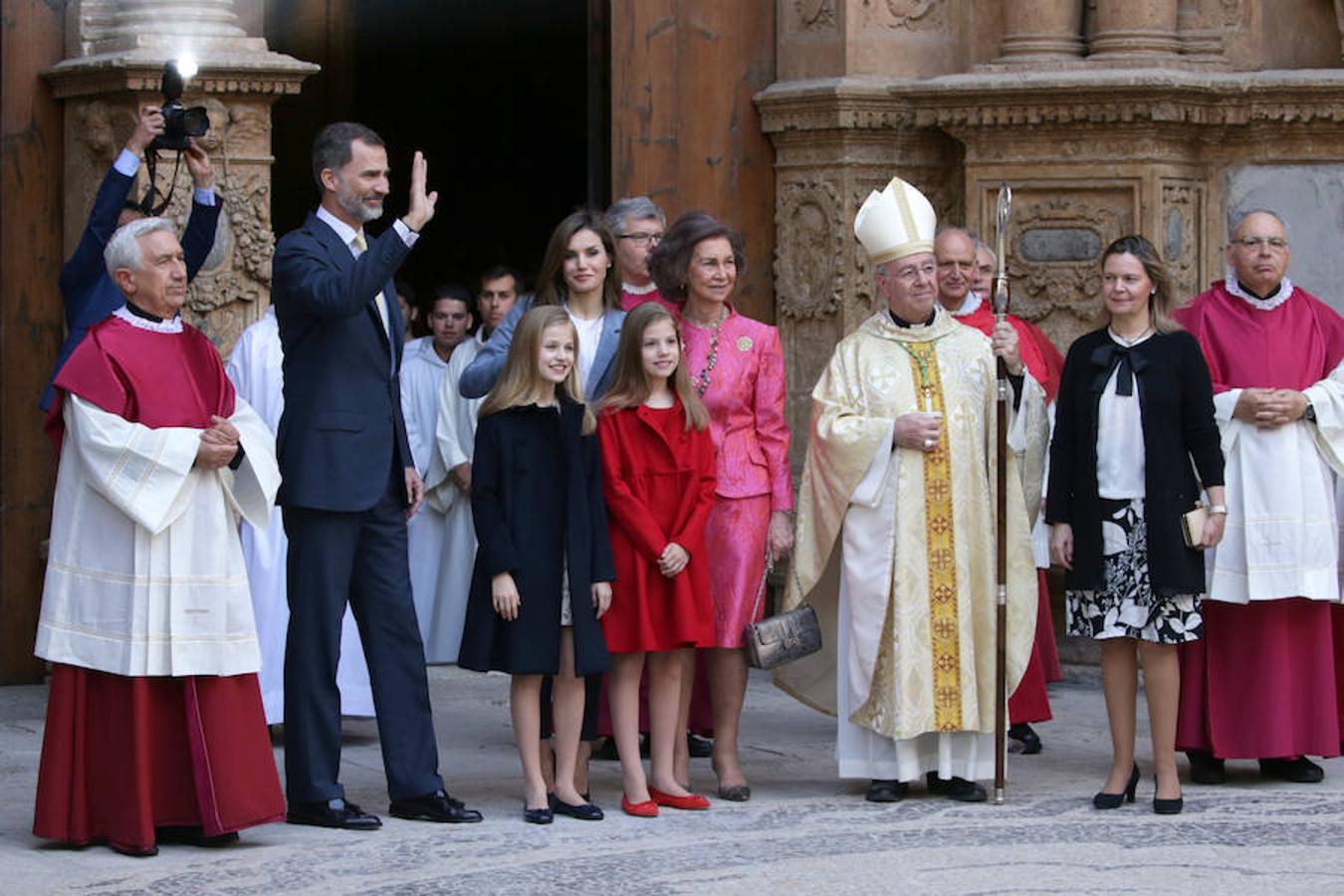 Don Felipe, doña Letizia, la reina doña Sofía y la princesa Leonor junto con su hermana la infanta Sofía posan en la entrada de la catedral