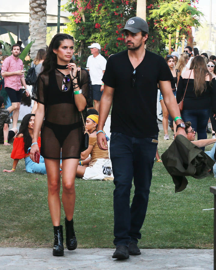 El ángel de Victoria's Secret portugués fue a Coachella con un look informal con un minivestido de red que combinó con un pañuelo negro en el cuello.