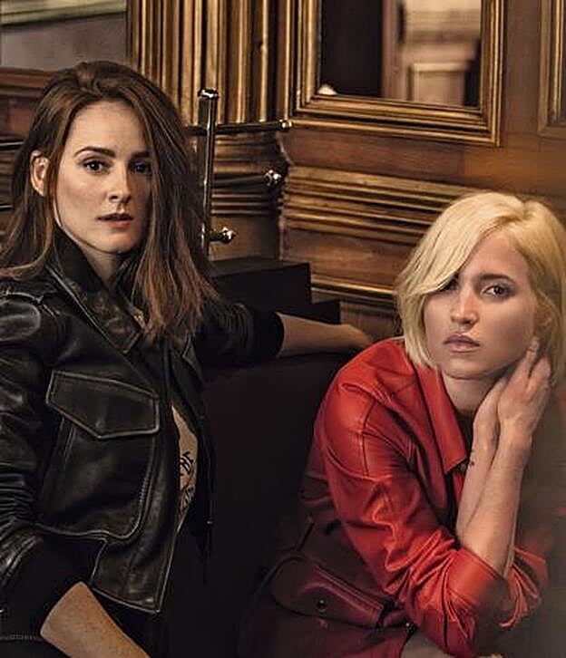 Un feminismo, dos rostros. Formadas en la pantalla pequeña (Ana Polvorosa, izda., en Aída; Ana Fernández, dcha., en Los protegidos), encarnan a dos mujeres rebeldes: la sufragista Sara y la flapper Carlota. Ana Polvorosa (izq.), cazadora, falda y cinturón de Fay y camiseta de Christian Dior; Ana Fernández, sahariana de Uterqüe. Look de belleza de Lancôme.