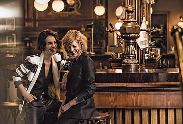 Aprender a volar. Nadia de Santiago (izda.) y Maggie Civantos (dcha.), encarnan a Marga y Ángeles, dos mujeres que han vivido enclaustradas en cárceles distintas (el pueblo, el hogar) y que descubren una nueva libertad como chicas del cable. Nadia (dcha.) viste chaqueta de Georges Rech Paris, top de Dsquared2 y pantalón de Maje; Maggie, traje de Dsquared2. Look de belleza de Lancôme.