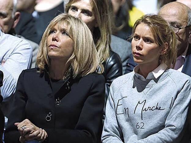 Una familia en campaña. Brigitte y su hija Tiphaine, durante un mitin de Emmanuel Macron para la primera ronda de las elecciones presidenciales francesas.