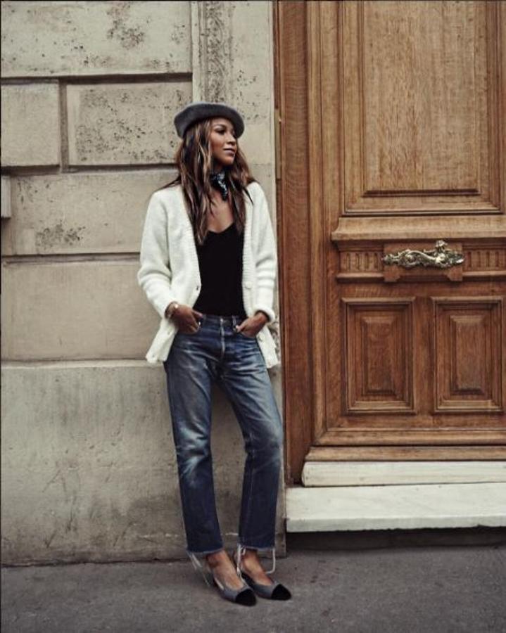 La it girl californiana Julie Sariñana optó por un look en black&white con un cardigan, camiseta y jeans deshilachados, pura sencillez. Eso sí, tanto la gorra como el pañuelo negro le dan un toque muy trendy.