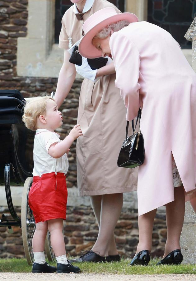 La reina, muy cariñosa con el príncipe Jorge, hijo de Guillermo y Kate Middleton, durante el bautizo de la princesa Charlotte.