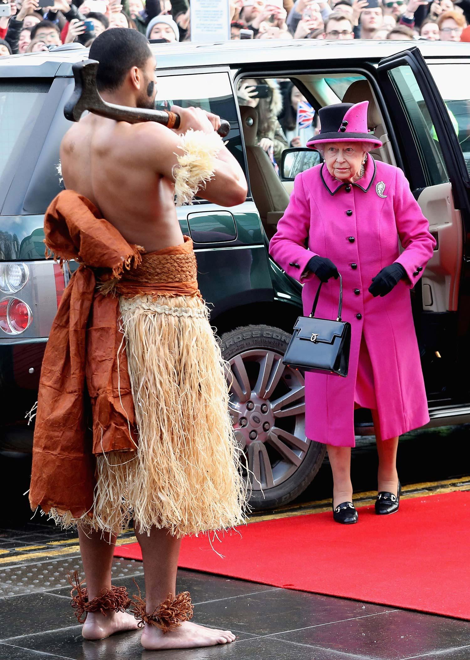 La Reina Isabel II, a su llegada a una exposición sobre Fiji en enero de 2017.