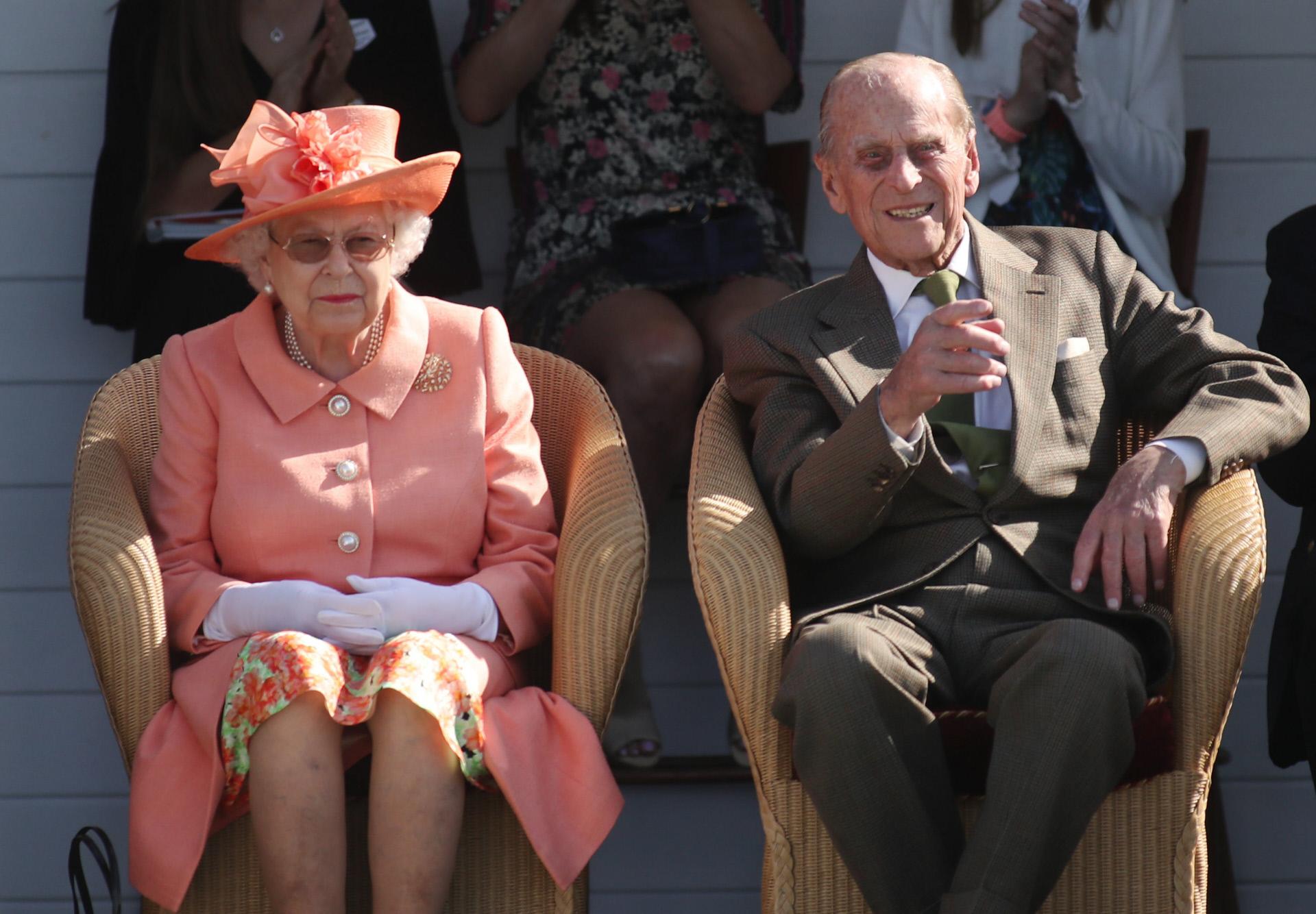 La Reina Isabel II junto a Felipe de Edimburgo en el polo, durante la primavera de 2018.