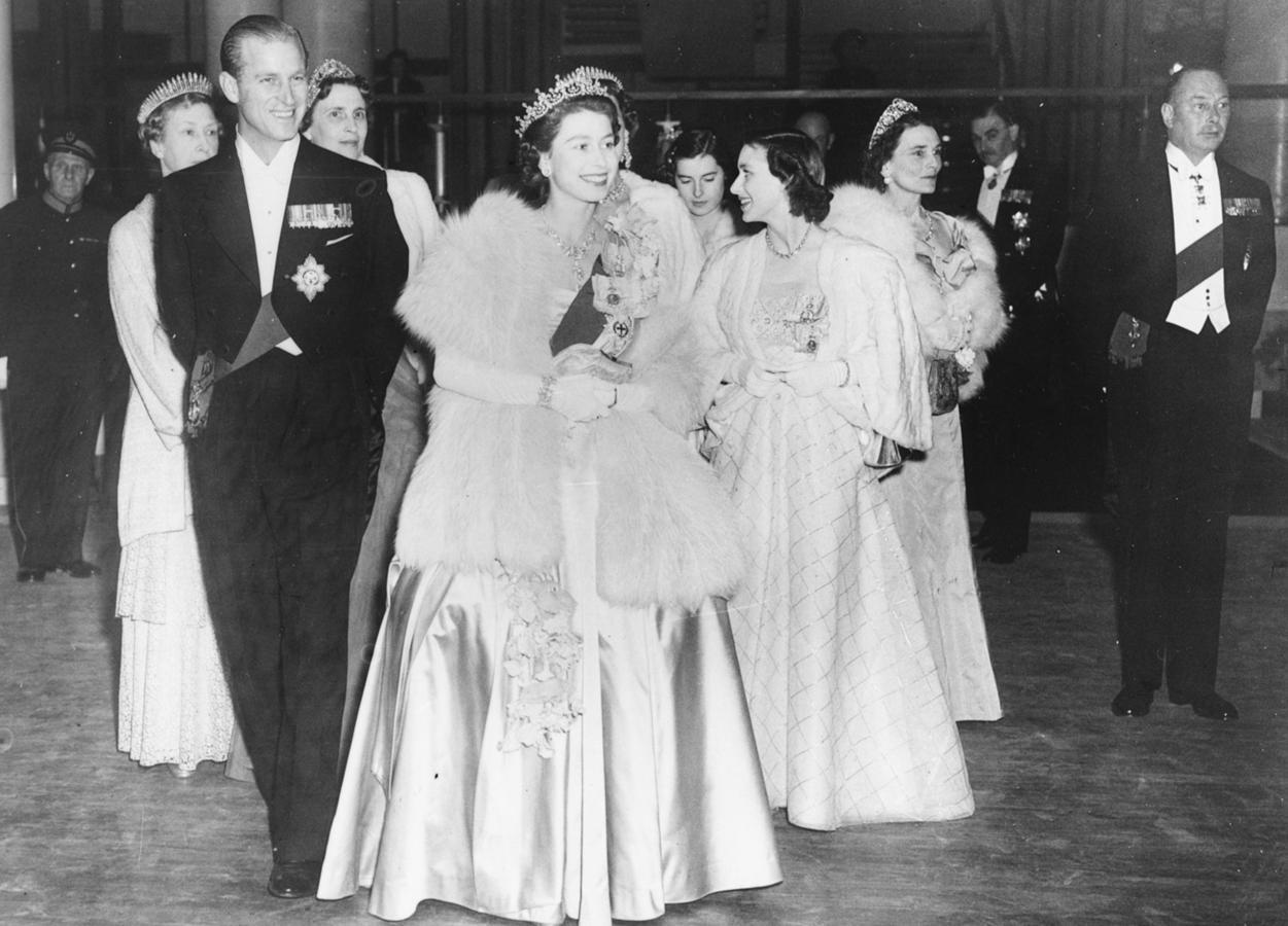 Isabel de Inglaterra, entonces princesa, y el Duque de Edimburgo, durante una recepción de gala en 1951.