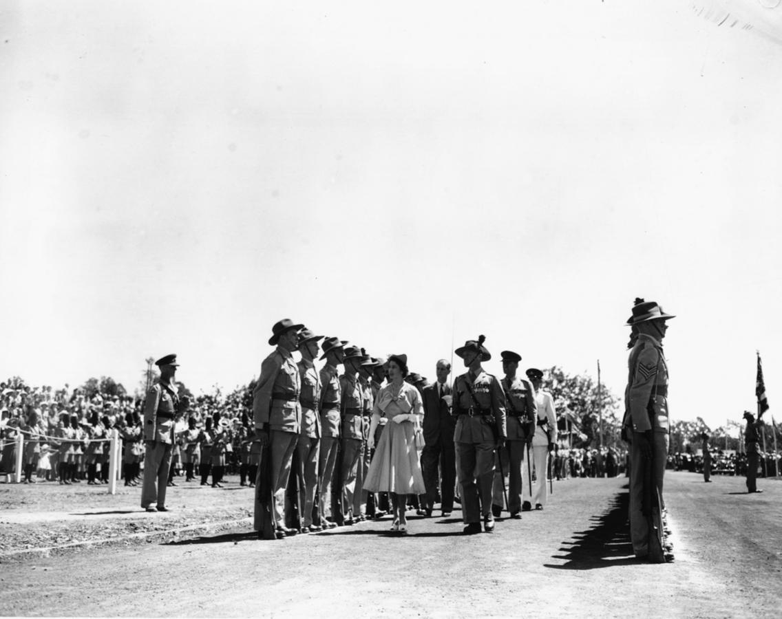 La reina Isabel pasando revista a las tropas en un viaje a Kenia en 1952.