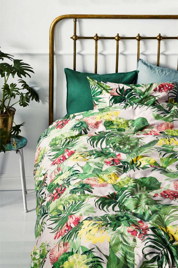 En este caso, el sueño tropical se traslada al dormitorio con esta propuesta de cama de H&M Home.