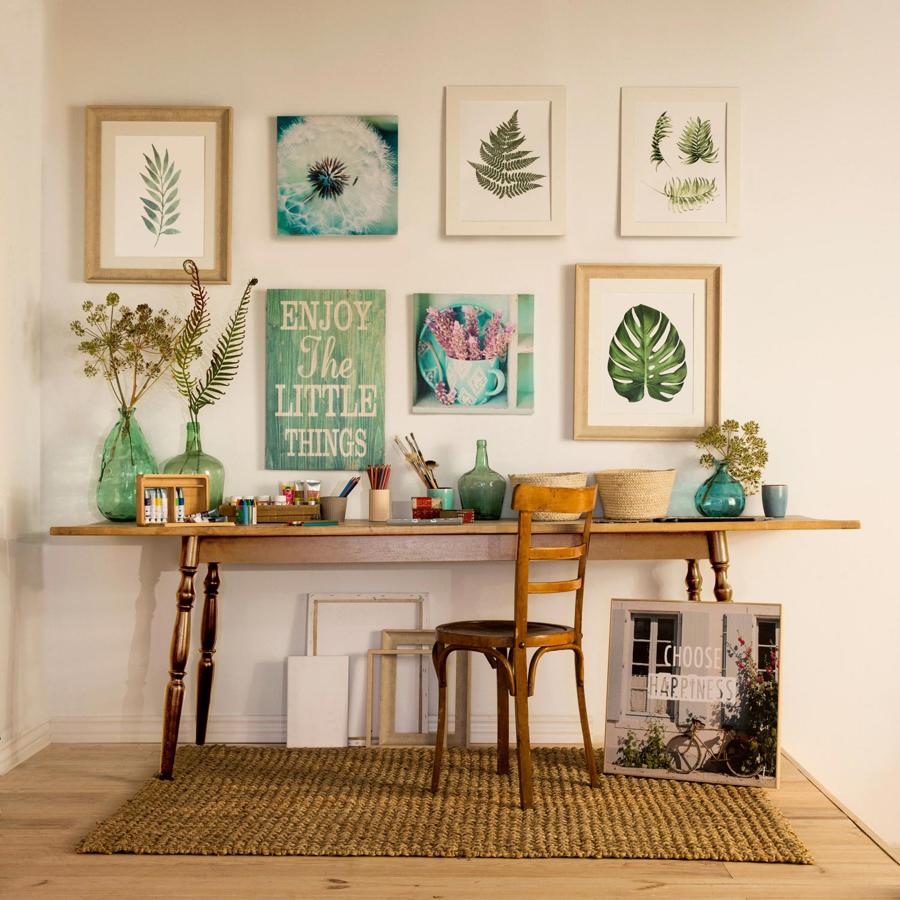 Leroy Merlin propone incluir detalles sutiles como estos cuadros, que unidos a la madera, dan un resultado sensacional.