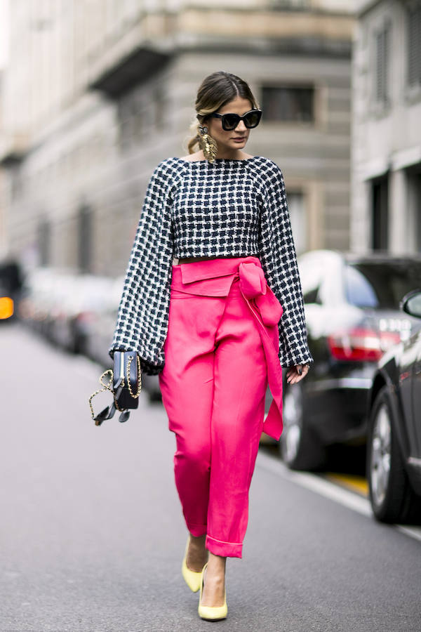 Look con top con estampado de pata de gallo + pantalón fucsia + salones amarillos en la Semana de la Moda de Milán