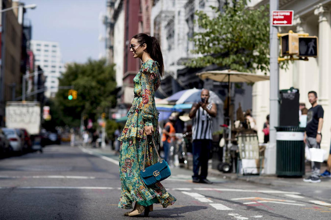 Look con vestidos con estampado de flores en la Semana de la Moda de Nueva York