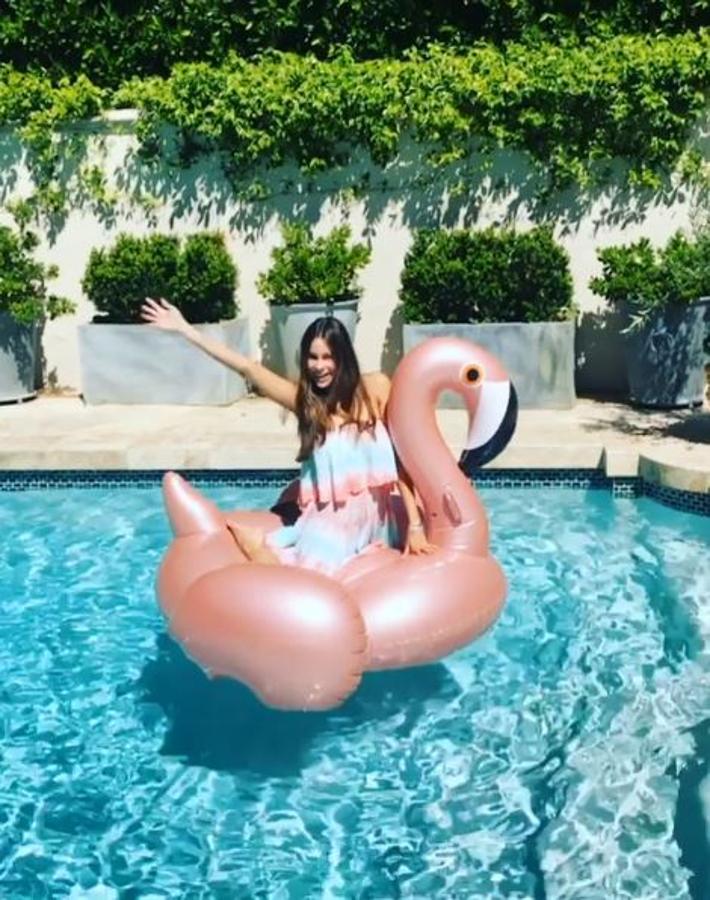 La actriz se refrescó de las altas temperaturas dándose un baño en la piscina subida a un flotador mientras posaba a lo Bambi.